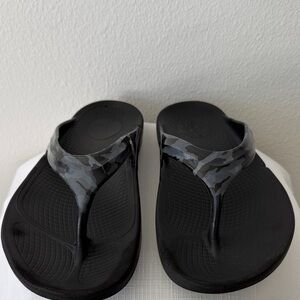 Oofos Oolala rubber camouflage sandal size 9